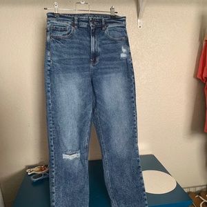 American Eagle High Rise Mom Jeans size 4